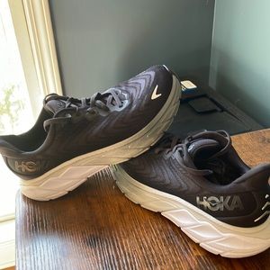 Hoka One One Arahi 6 women’s size 8B black